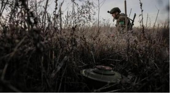 欧洲东部突然炸出大新闻，五个挨着俄罗斯的国家，像是提前约好了一样，齐刷刷按下“退