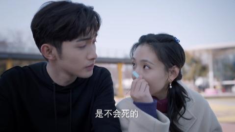 《三分野》第25集，徐燕时和向园在篮球场边亲吻
电视剧《三分野》里的徐燕时和向园