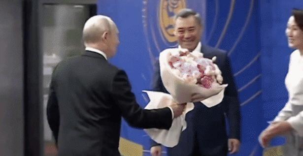 莫迪真是成了上合峰会的笑话了？印度总理莫迪快步抢在俄罗斯总统普京身前，率先和东道