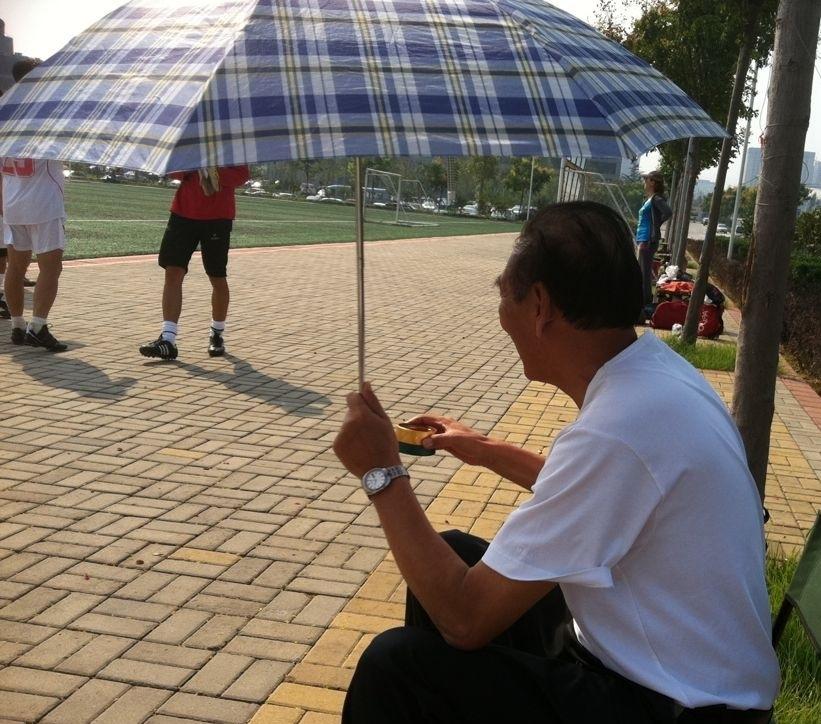 足坛名宿相恒庆晚年，一张罕见的留影，这张照片拍摄于2012年的青岛户外足球场，人