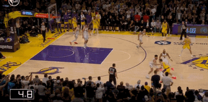 湖人队打的这场比赛实在是太精彩了，里夫斯罚篮自投自抢，打中2分将比赛拖入加时，加