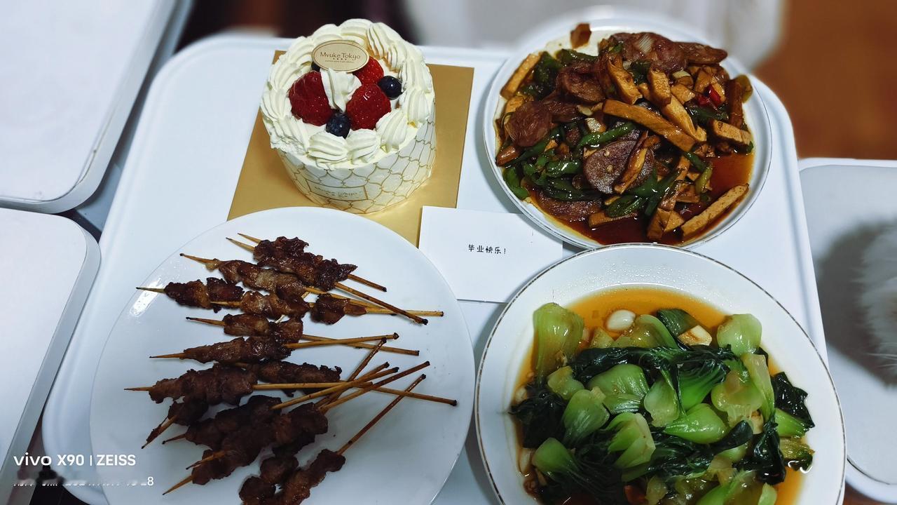 白灼上海青，青椒豆干炒香肠。
今天小子答辩成功[赞]晚餐加个羊肉串犒劳犒劳，当然