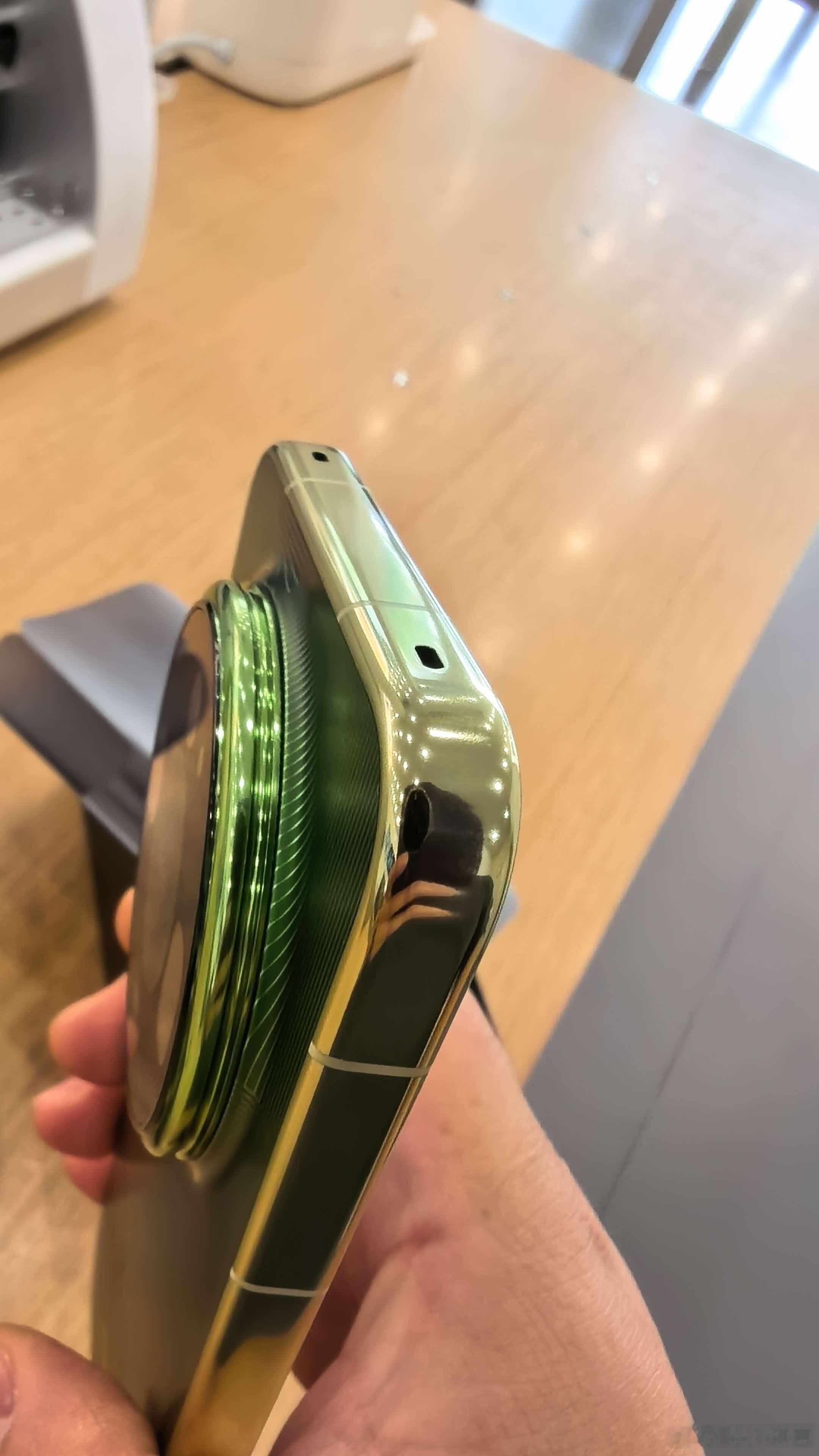 华为Mate90系列发布会定档看来今年华为的主推色是这个绿色？不知道大家觉得这个