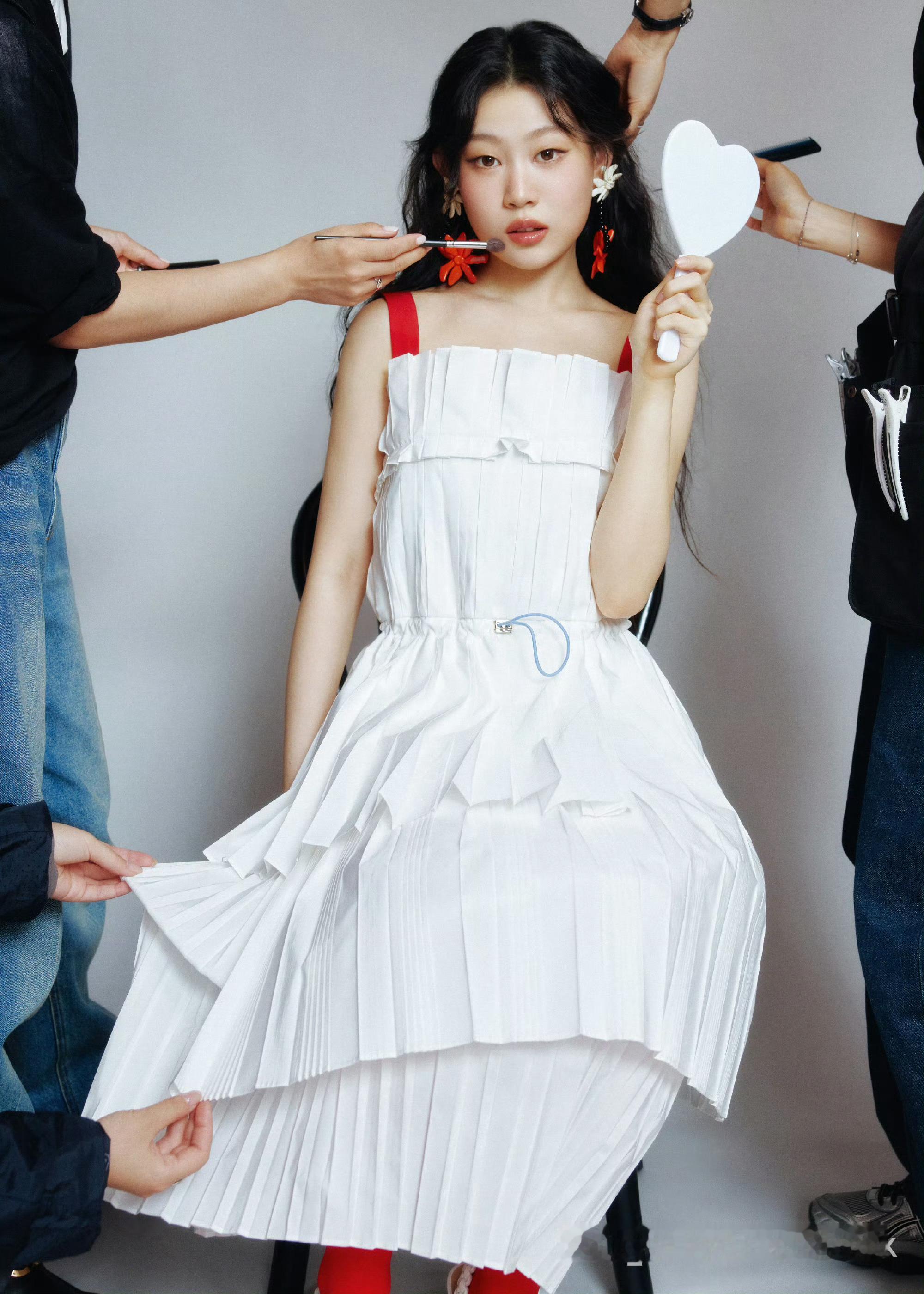 沈佳润把迷你相册挂在裤子上 沈佳润把迷你相册挂在裤子上好可爱！ 