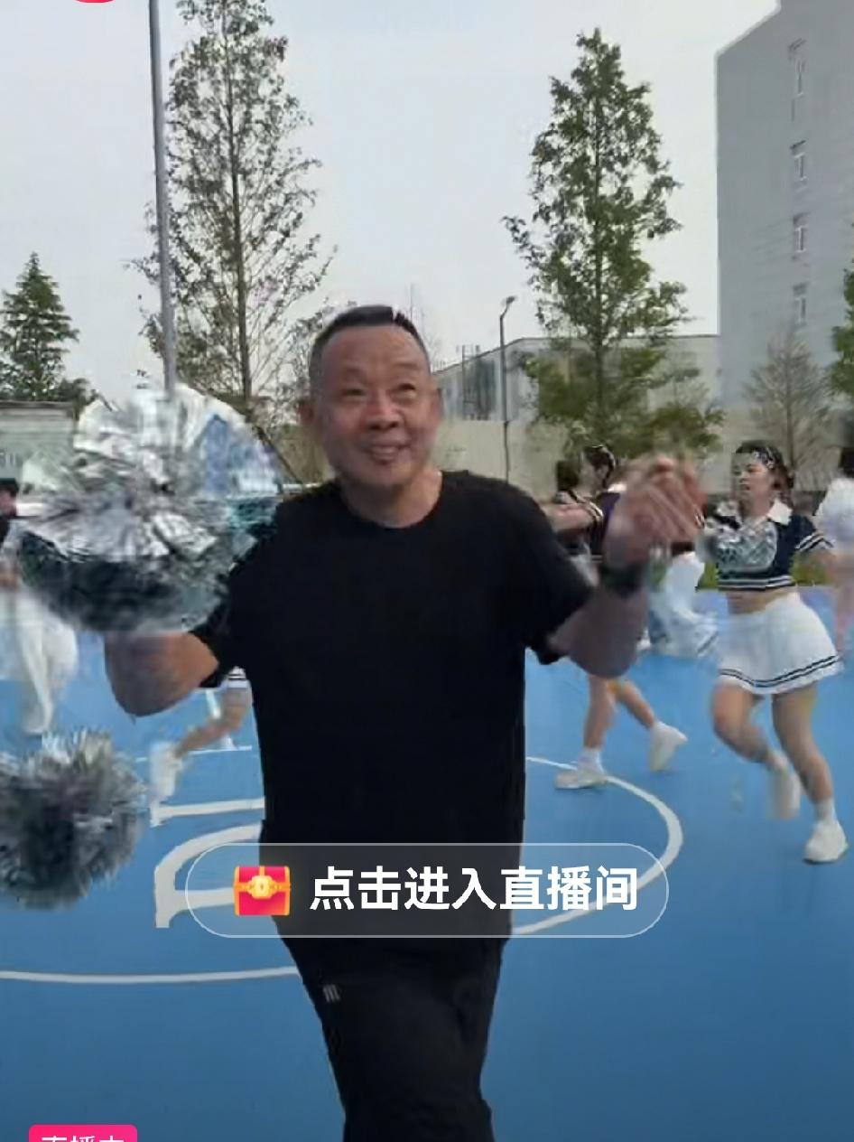 刚刚看到，于东来直播，人气颇高，直播间近万人在守候观看。

直播内容大概是企业文