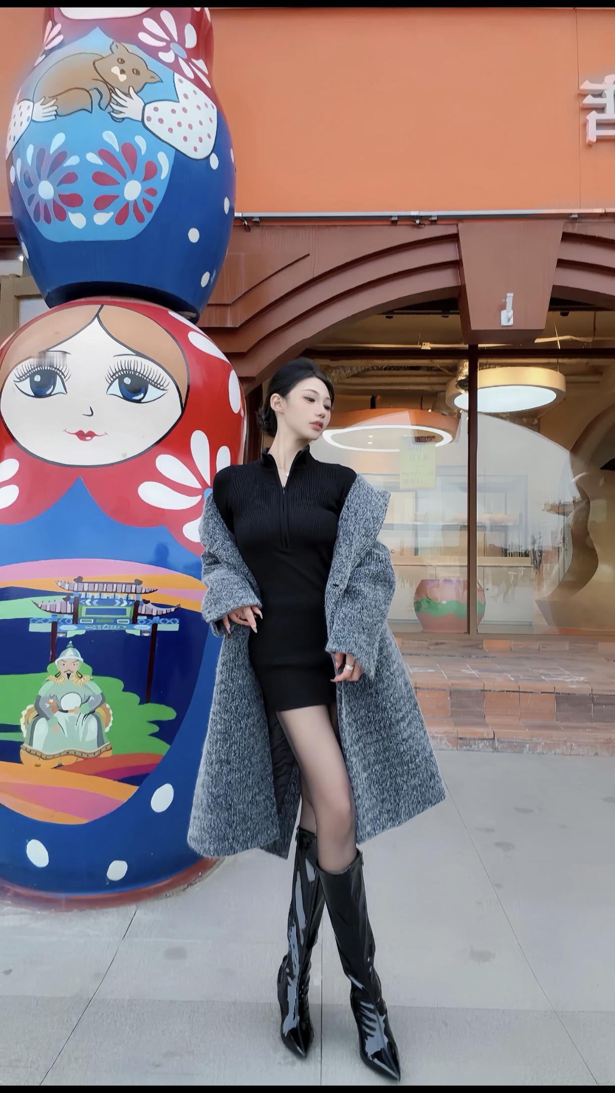 什么样的穿搭可以让人显得很有气质这位女士穿着时尚，站在装饰华丽的建筑前。