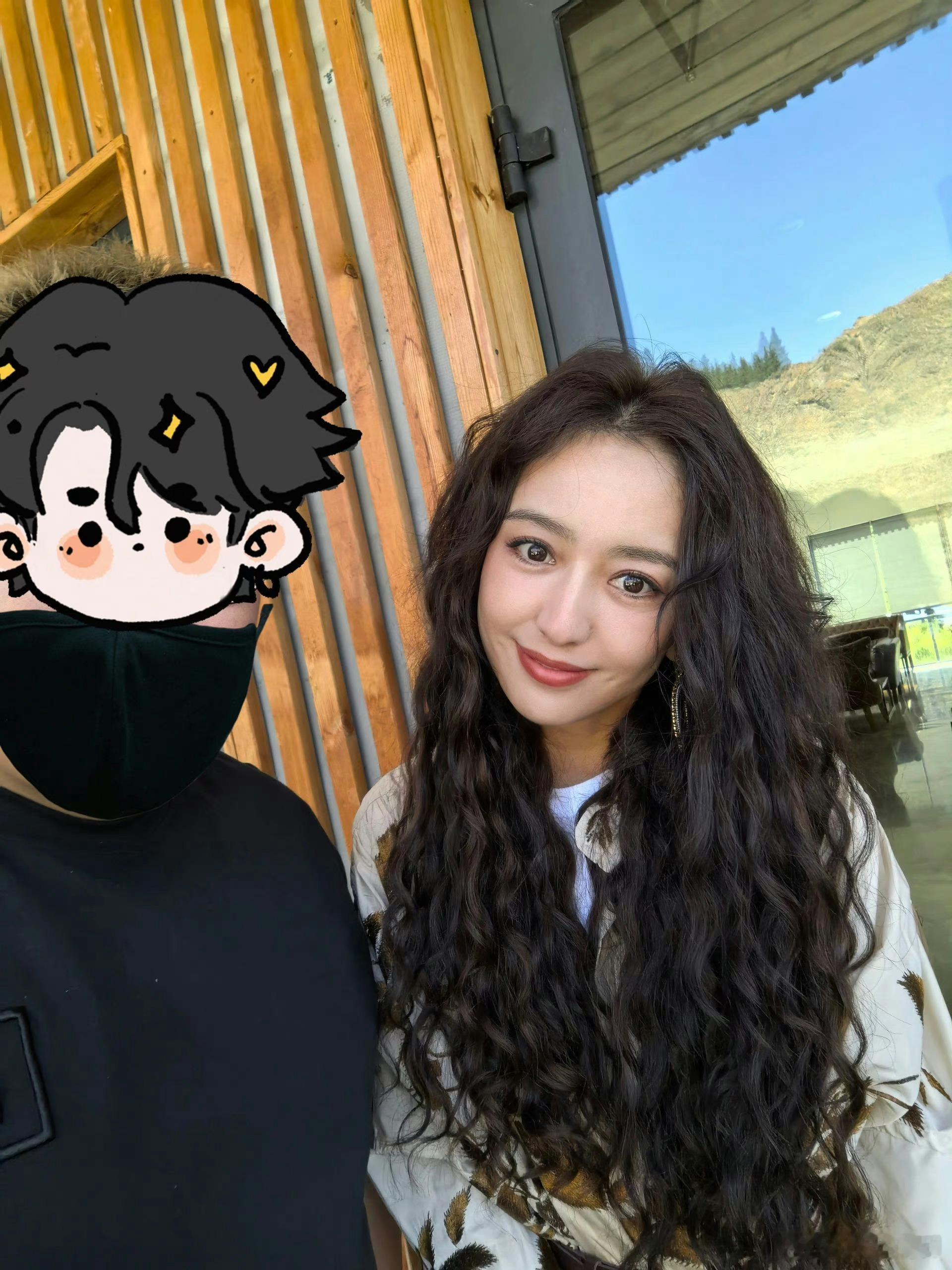 感觉佟丽娅最近的面相好凶呀，笑容也看起来怪怪的 ​​​