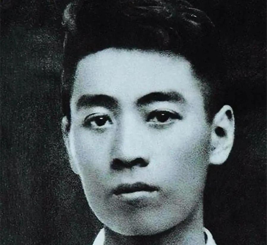 1955年，周总理途经昆明时，遇到了初恋张若名。谈话间，周总理轻声询问：“你是否