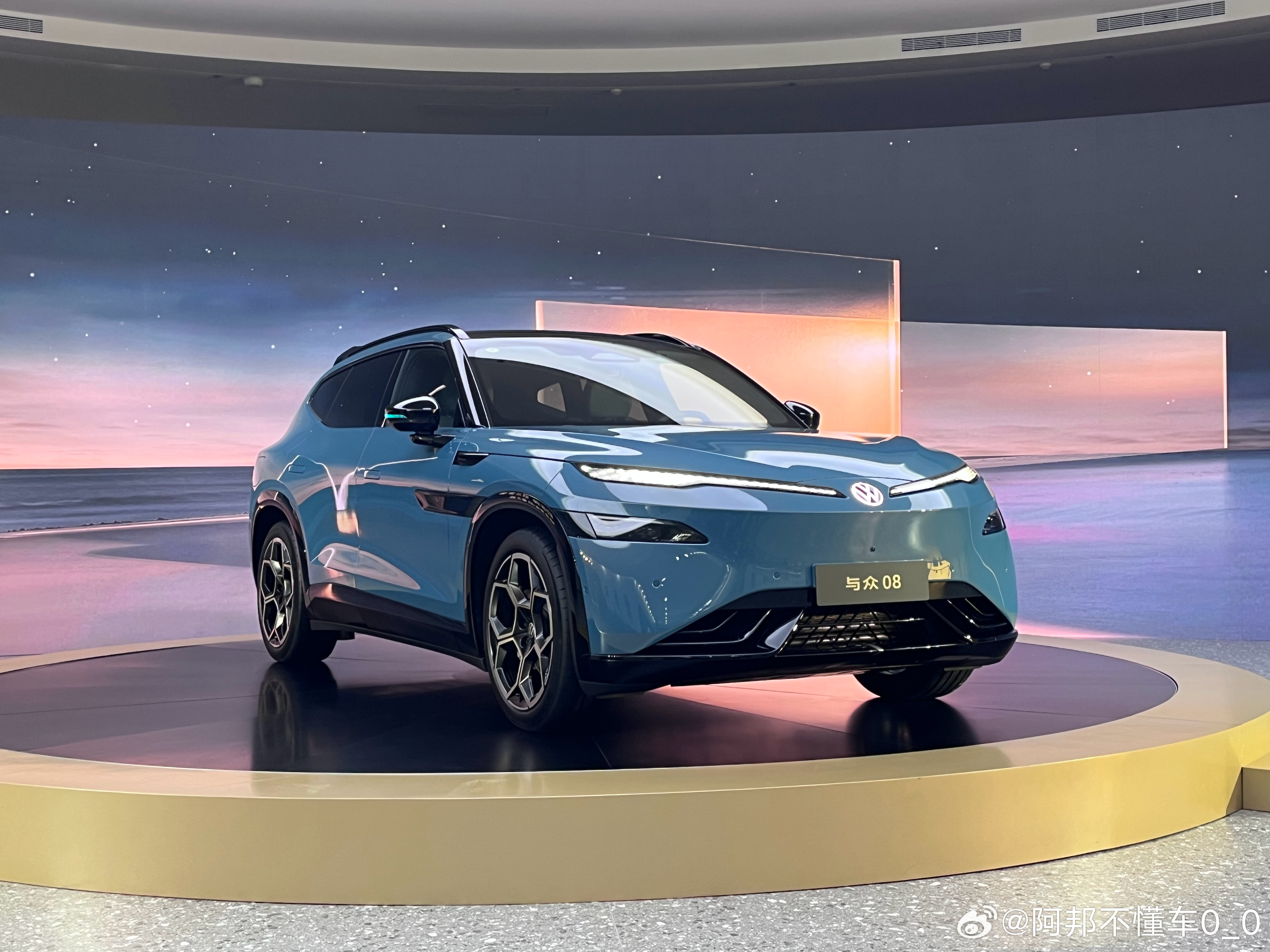 大众与众08预售23.99-29.99万，顶配车型也就是2999的版本，双电机四