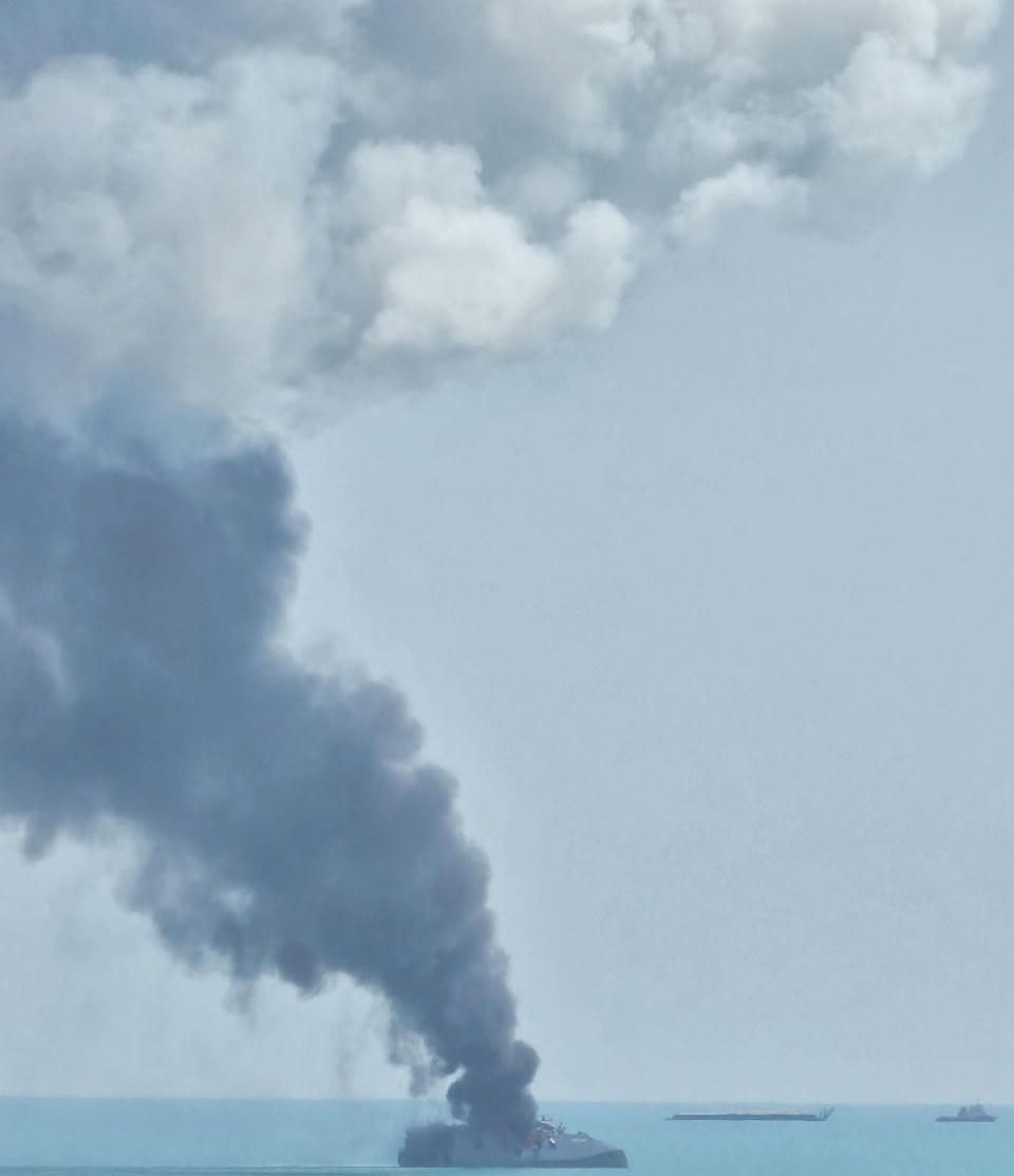 🔻今日在阿巴斯港附近遭美国和以色列空袭击中的另一艘沙希德·苏莱曼尼级护卫舰。?