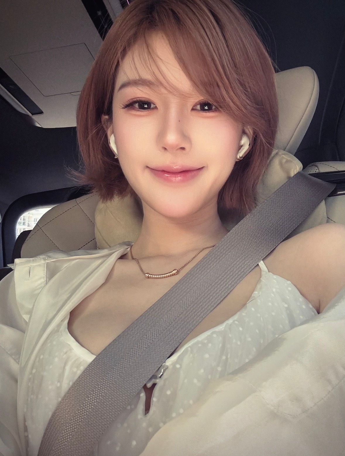 无聊出来发两张自拍 