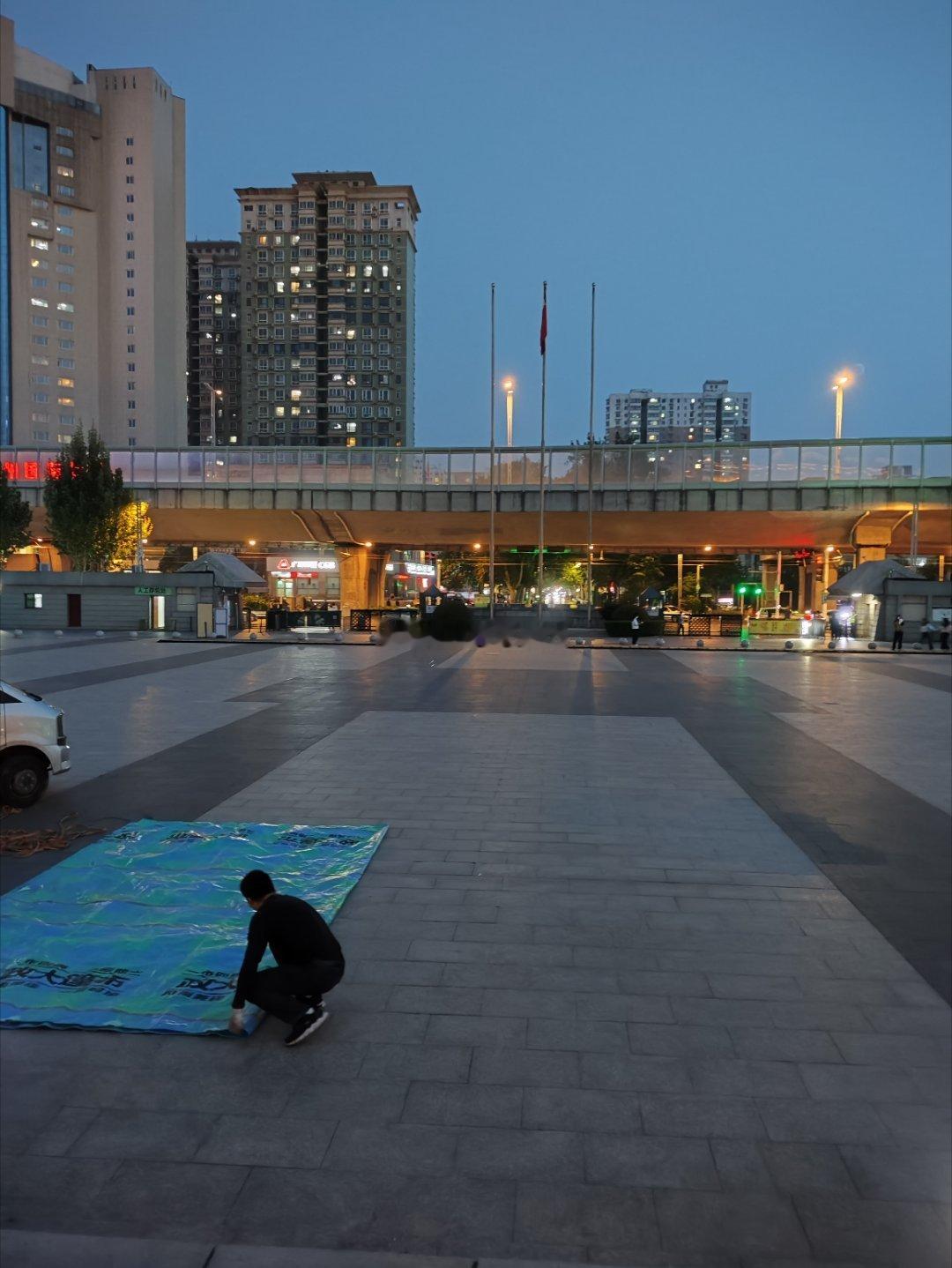 今天该跑步了，但是身体状态一般，不能跑。本来还有点心情郁闷，在街上骑行的时候，竟