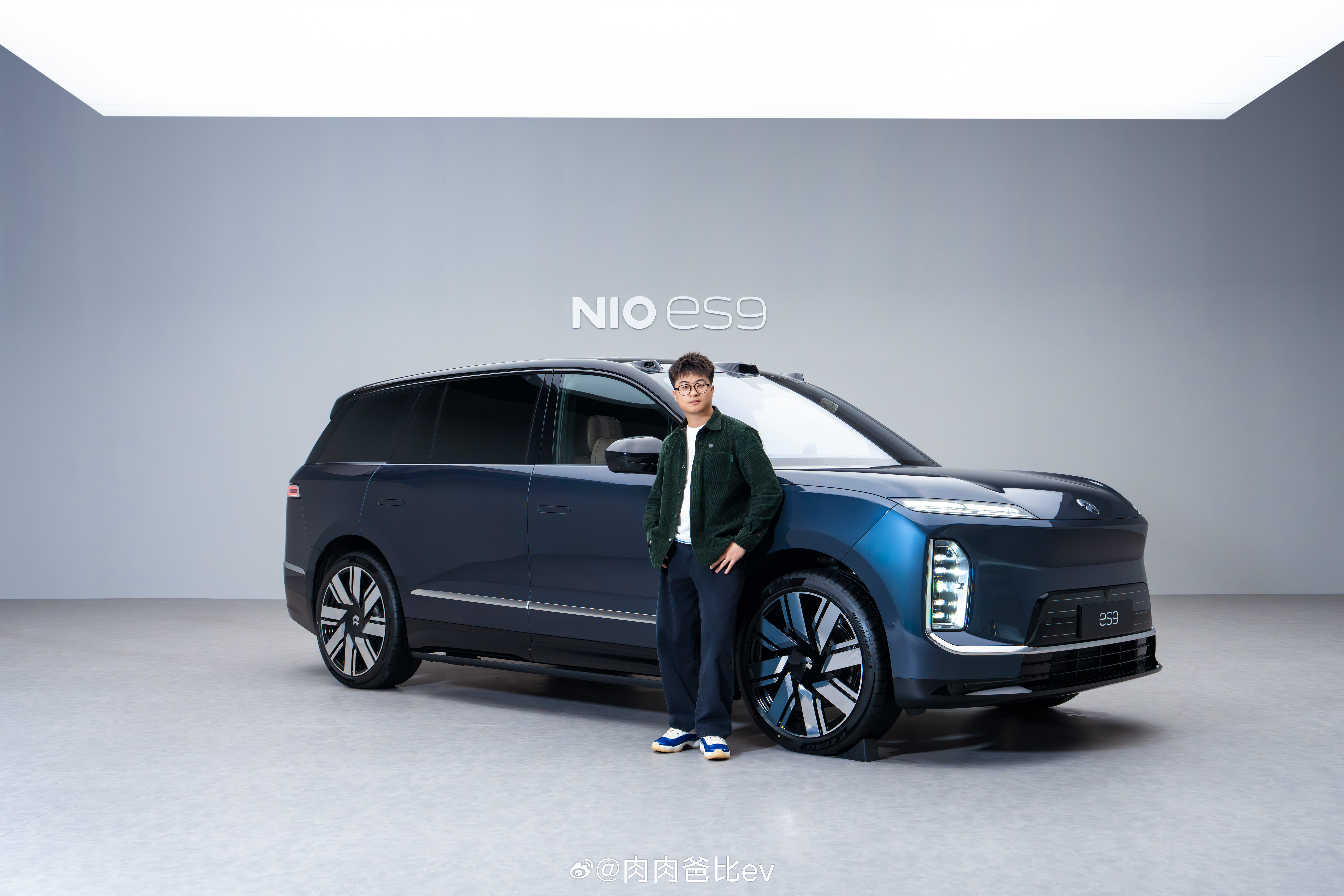 我们拍的ES9是比较常规的南极星蓝，依旧霸气简单来一张，就是在旁边显得有点娇小了