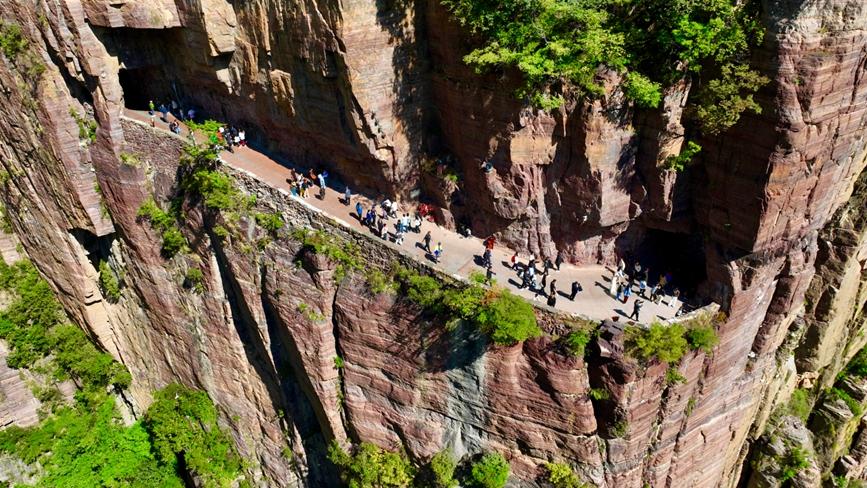  
 
悬崖路通常修建在陡峭的山崖边缘或绝壁之上，地势险峻，给人带来强烈的视觉冲
