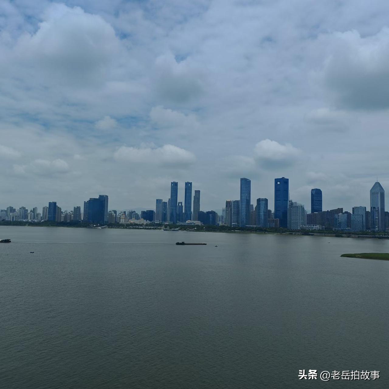 现在越来越多的爆料显示，一些名人，特别是艺人，都不吭不声的加入了外国国籍，在国外