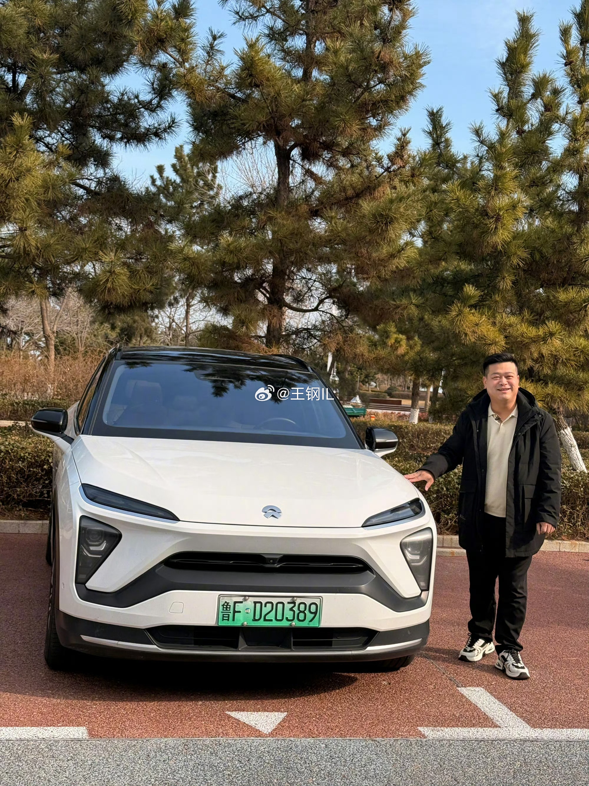 蔚来ES6五年跑出百万公里今天下午看到一个新闻，图上的这位车主开着他的蔚来，5年