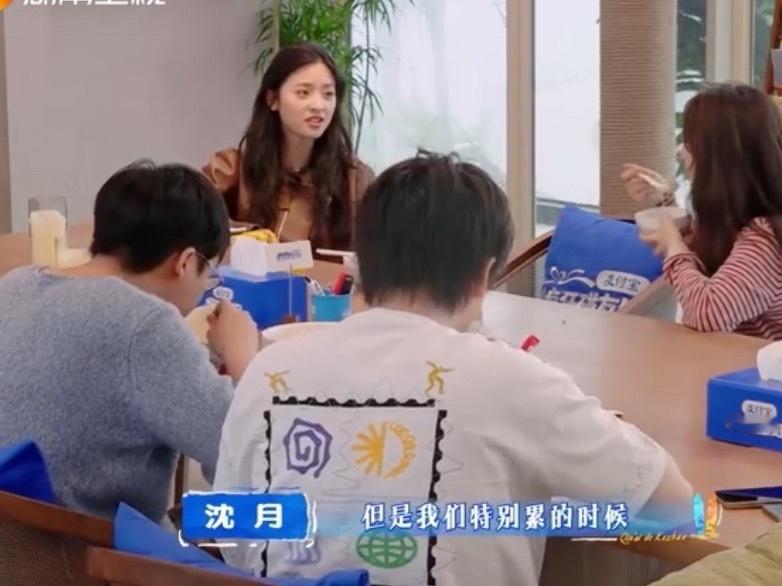 沈月谭松韵女宝之间的友情真的太美好了就说吧女孩子是这个世界最美好的，我是友宝女，