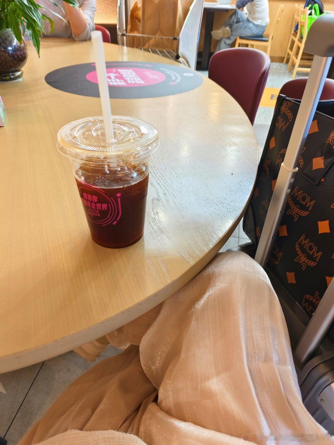 李现现在见山海 一杯冰美式，解解困