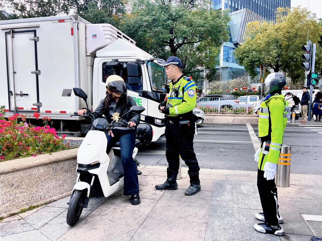 春运护航添“新兵”！龙岗机器人交警“上岗”