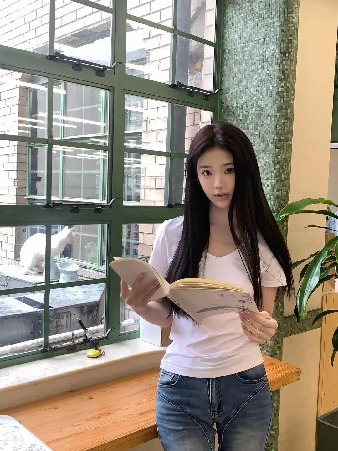 在书香弥漫的图书馆一隅，我偶遇了那位如诗如画的美女学姐。她静坐于窗边的光影之下，