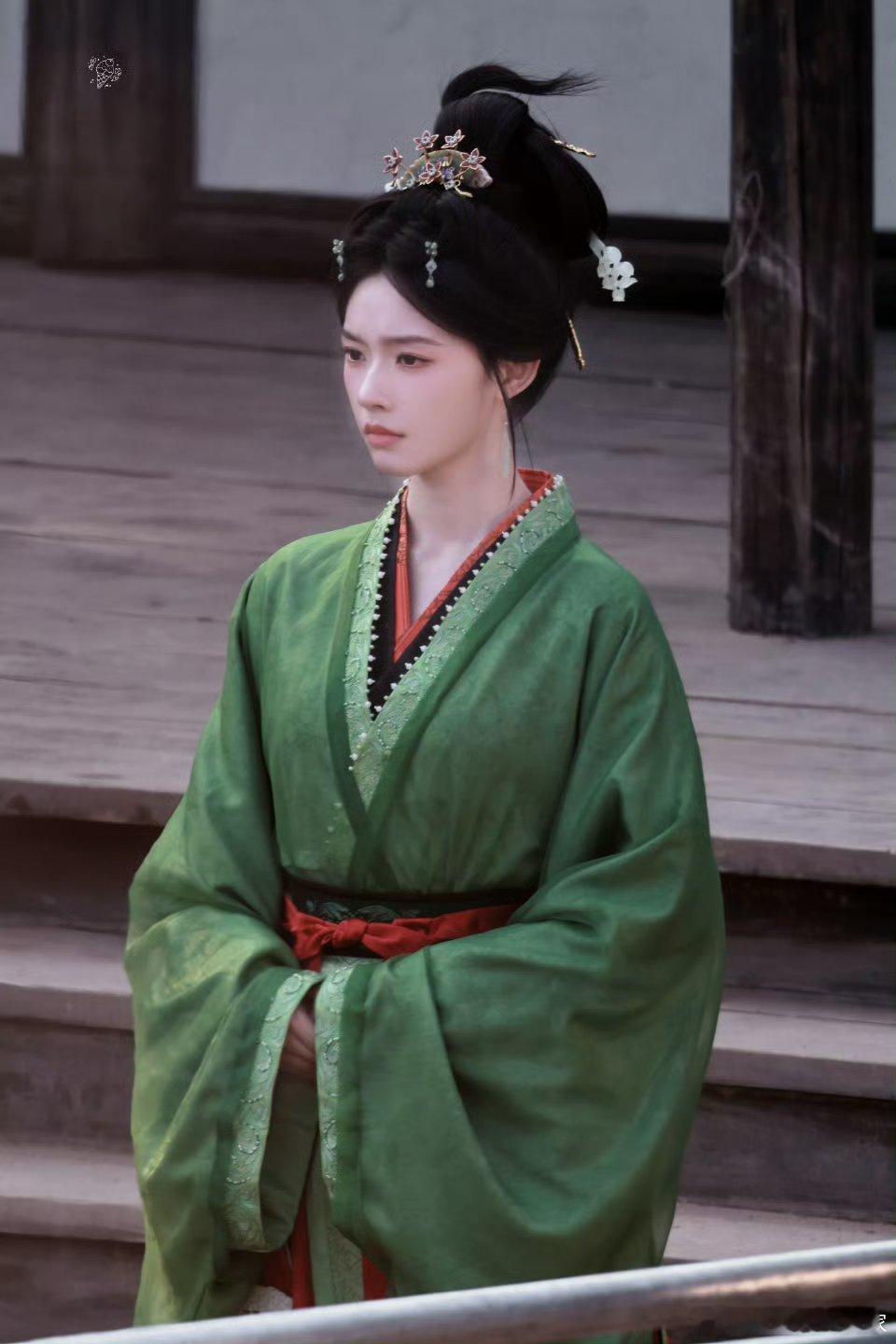 林允《归鸾》拍摄路透🈶，是绿衣温瑜耶，回眸这一下好美😍 