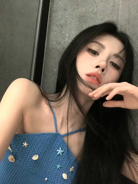 鞠婧祎又见周六鞠婧祎蓝色挂脖 鞠婧祎蓝色挂脖，美成啥啦 ​​​