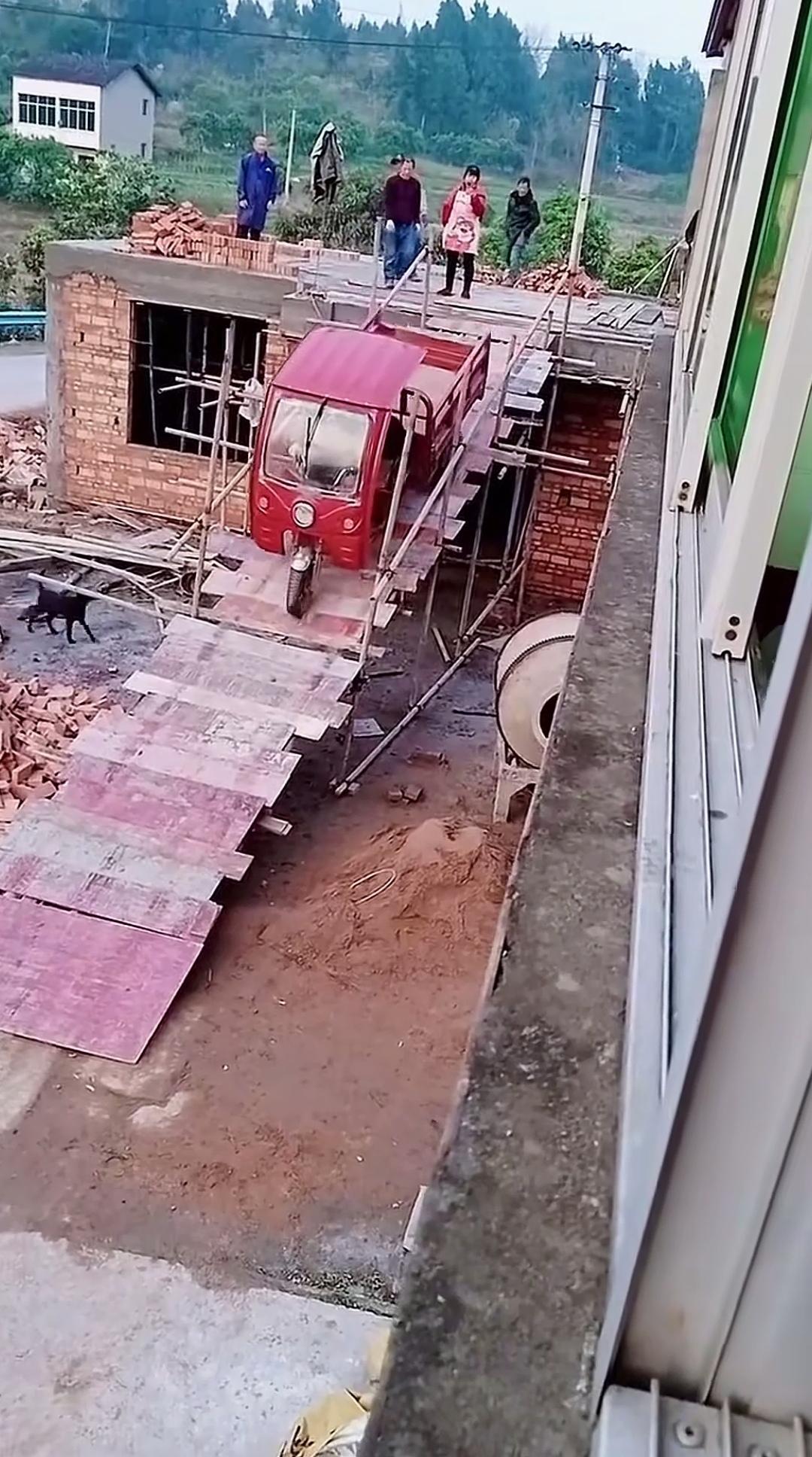 脚手架搭建木板坡道，三轮车上楼运料着实惊人！
自建房工地借助脚手架与模板临时搭起