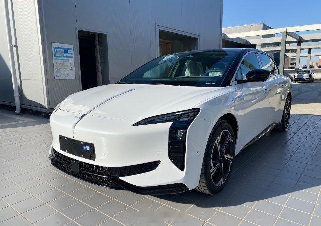 孙颖莎提车 成绩决定一切，2025新的一年更上一层楼！ 