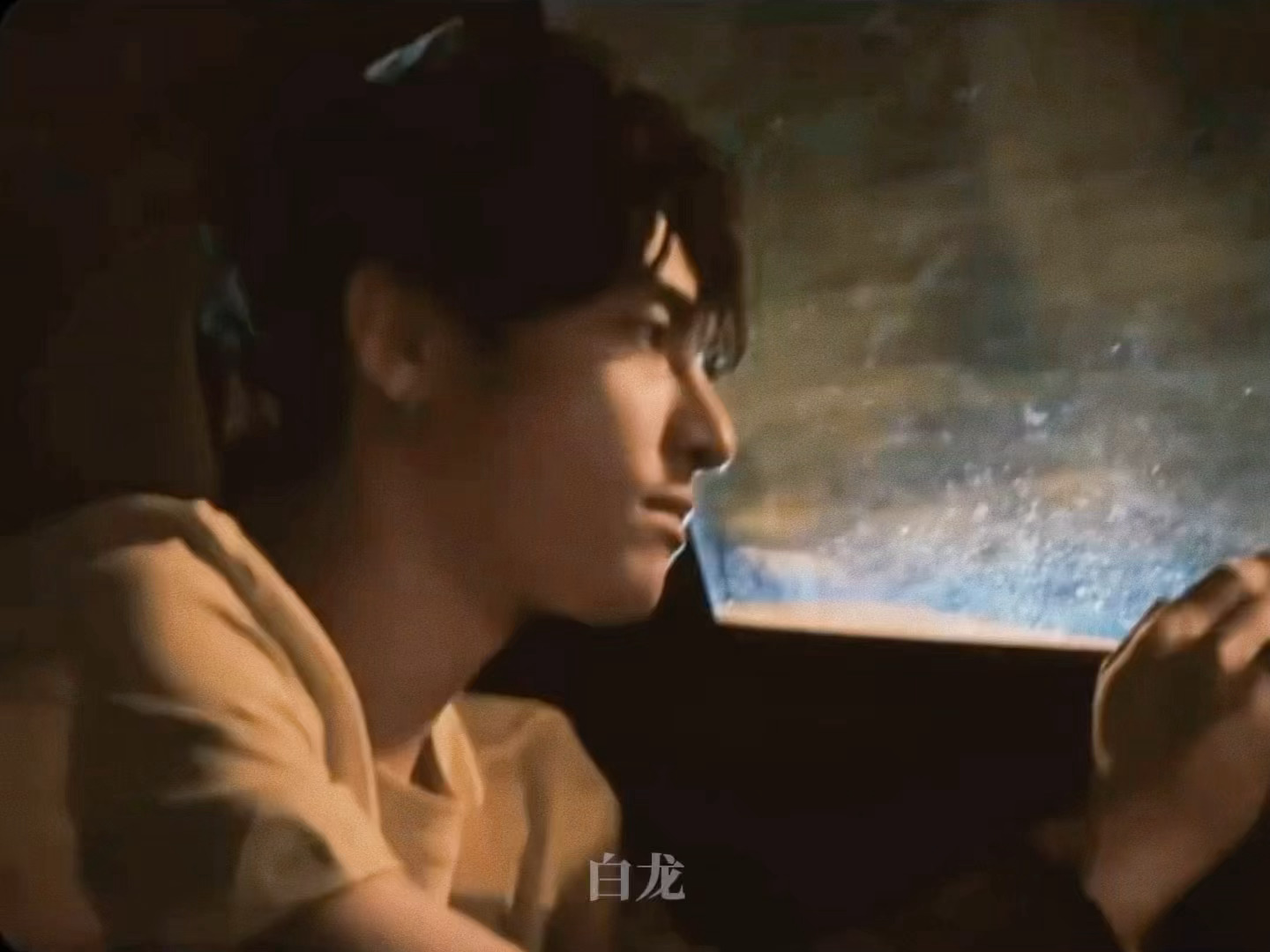 出租屋情侣...下班路上本来很累 但靠着车窗数雨滴的老婆太可爱了所以忍不住亲了他