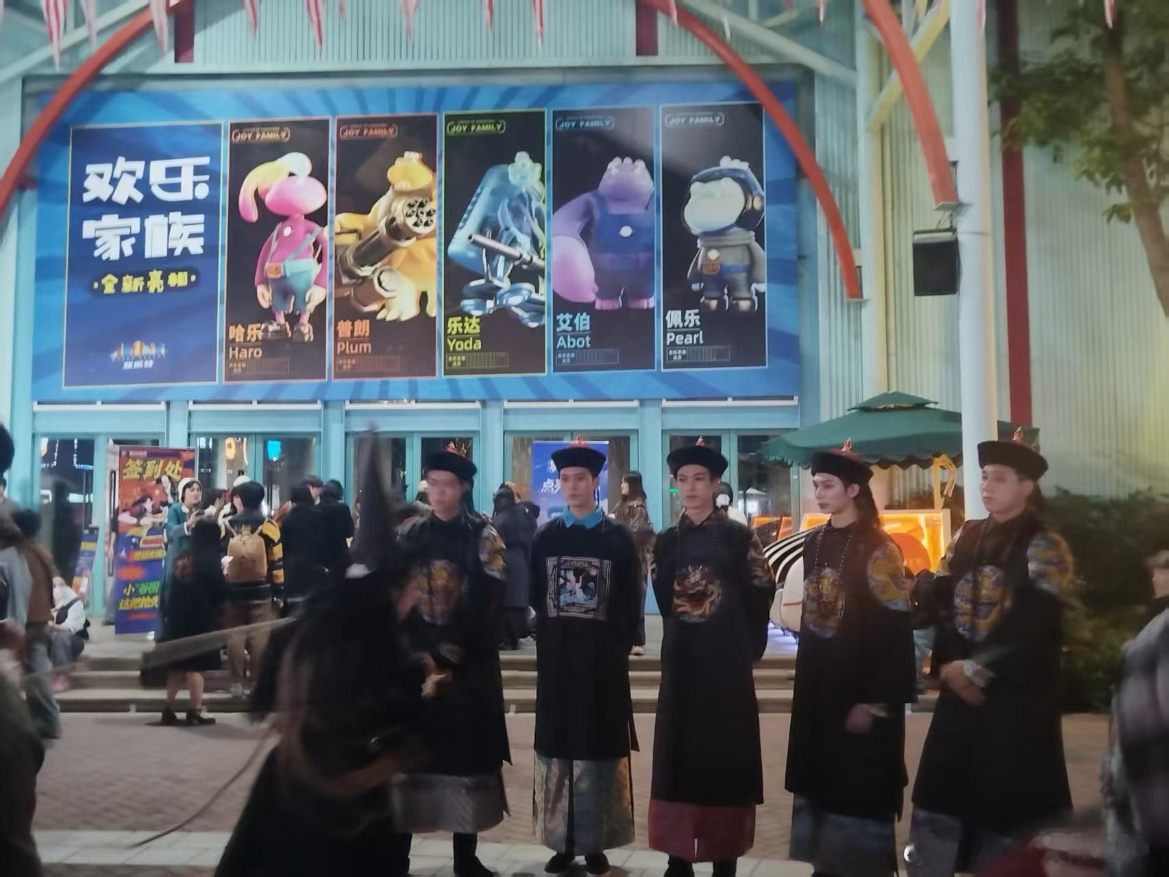 成都一群冷面帅男吃得真好 谁没被成都谷围夜行的冷面帅男惊艳到！他们同框夜行的画面