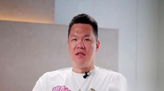 朱芳雨在采访里透露，以前中国男篮的老队员极少主动和新来的年轻队友沟通。
如今的国