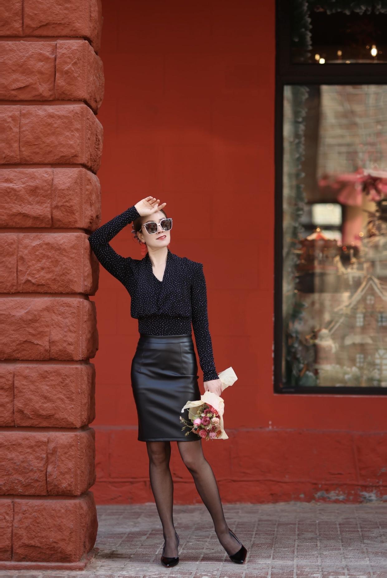 女人味十足，体现在哪里外在形象上，着装优雅得体。