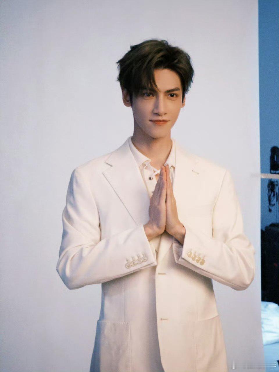 罗云熙一身白 ​​​