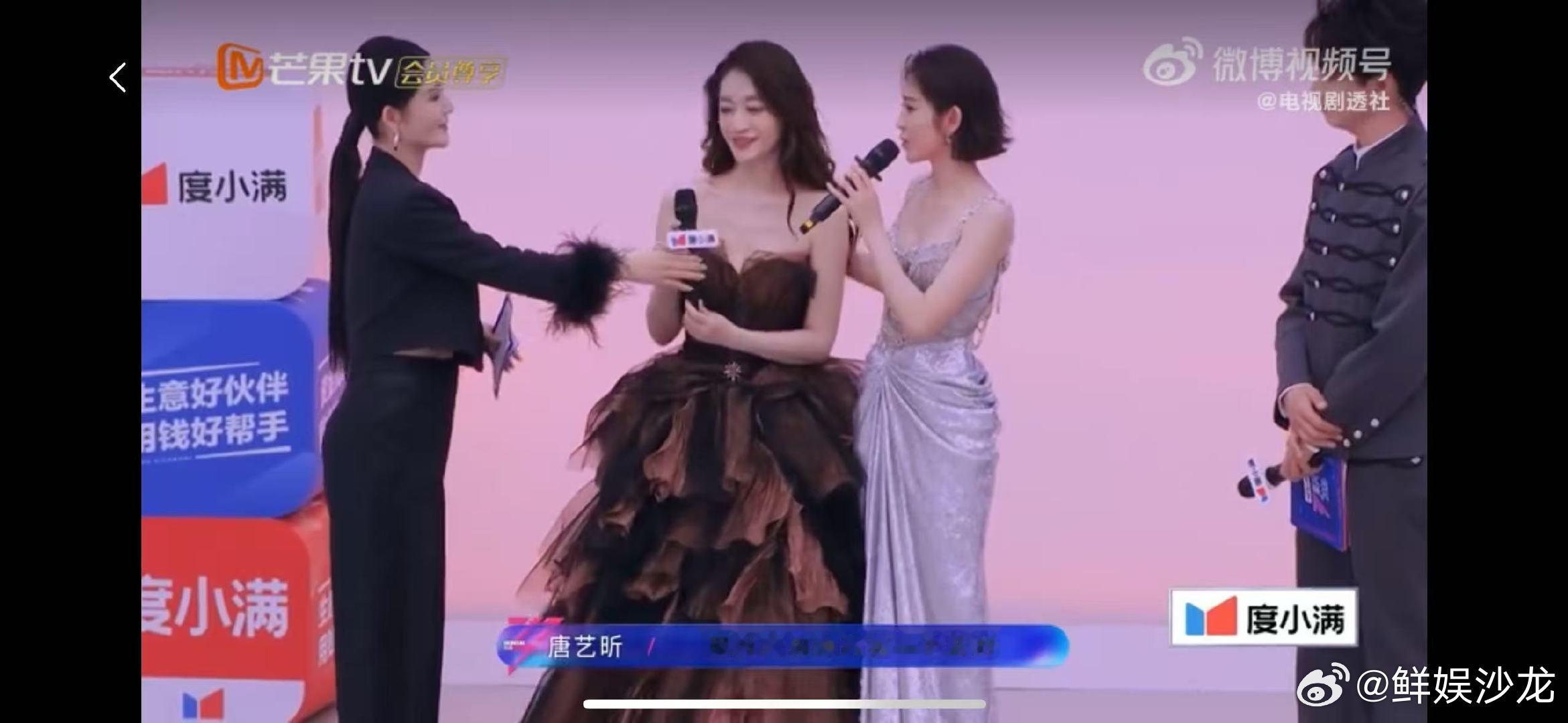 李小冉唐艺昕顶峰相见 乘风2026舞台之上配合默契满分，同台演绎氛围感拉满，每一
