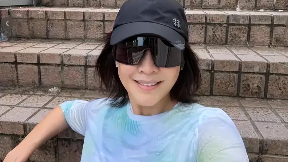 刘嘉玲分享侄子获奖照片后，网友关注的不只是照片里的年轻面孔，而是那个陪伴了她多年