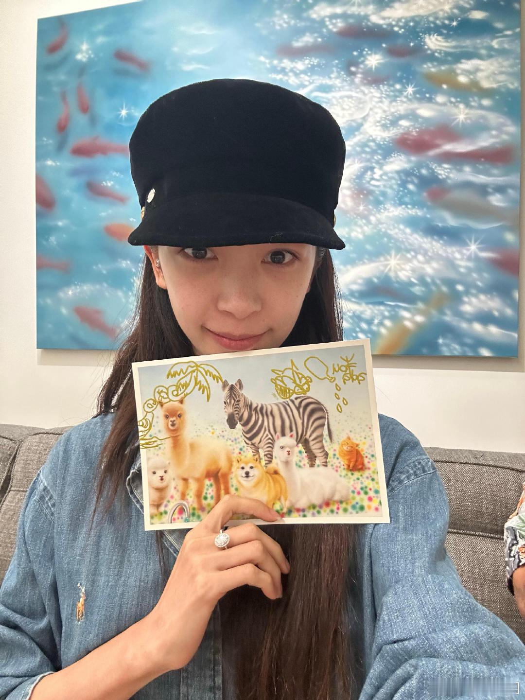 易梦玲戴钻戒我还以为鸽子蛋钻戒只适合晚宴，看完易梦玲看展图改观了。易梦玲钻戒好大
