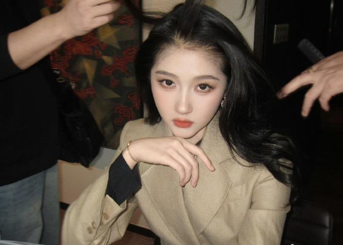 最近关晓彤在出席时尚活动的时候搭配的很有国际超模风采，看上去年轻又迷人。

她上