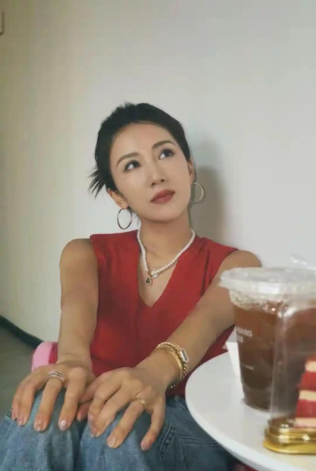 李念居家自拍心情满满，吐舌俏皮展现优雅气质 ​​​