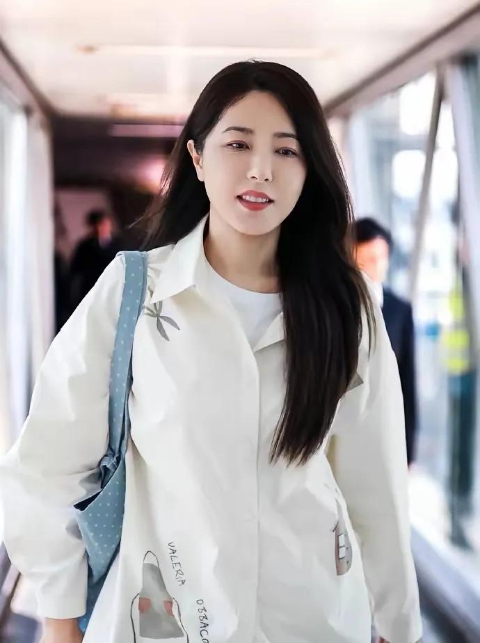 曾黎私服太会穿！
白衬衫+阔腿裤，随性时髦，气质拉满
简约不简单，日常通勤直接抄