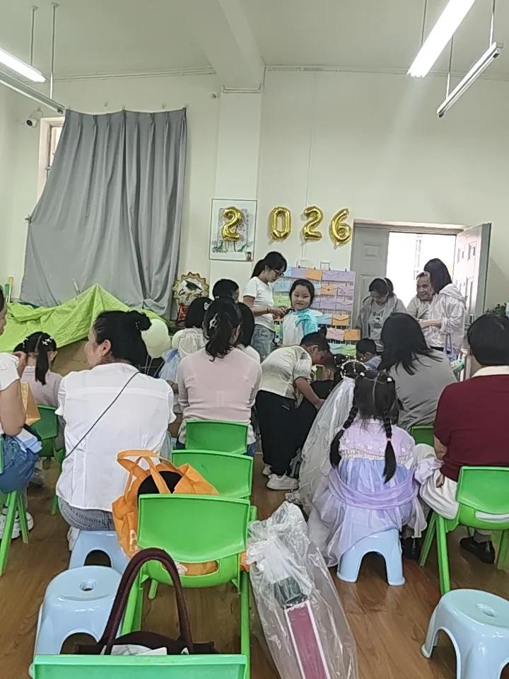小孩子幼儿园毕业了，今天参加小孩子的毕业典礼，感觉大家都非常的高兴快乐