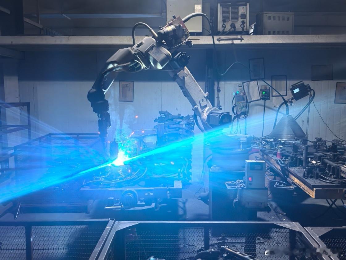 浙江中小企业的机器换人也是进展很快。人工操作占比高的行业，也再迅速被淘汰。 这图