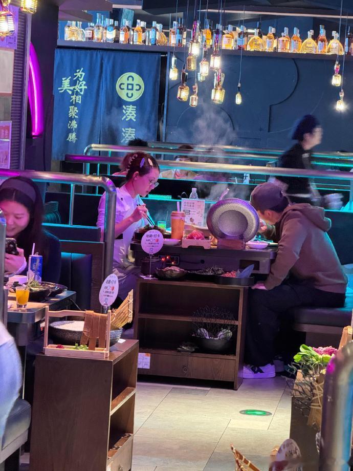 网友偶遇郑恺苗苗吃火锅 
