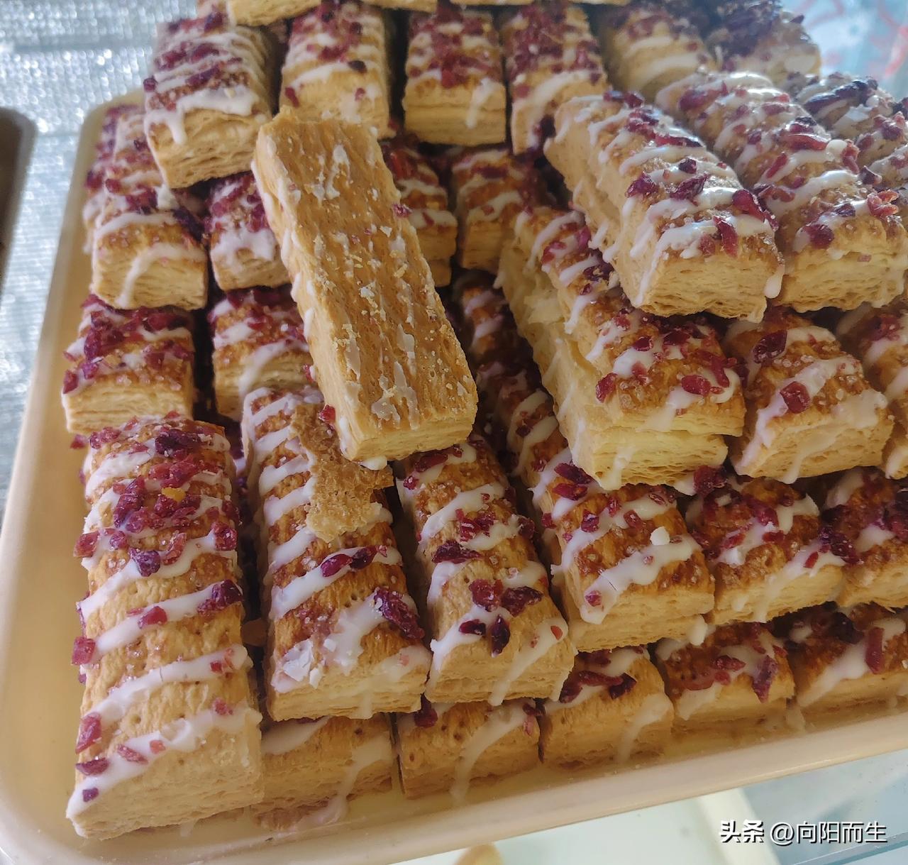 自己动手烤的曲奇，不图多好看，香酥实在就够了。生活也一样，慢慢来，用心做，平凡日