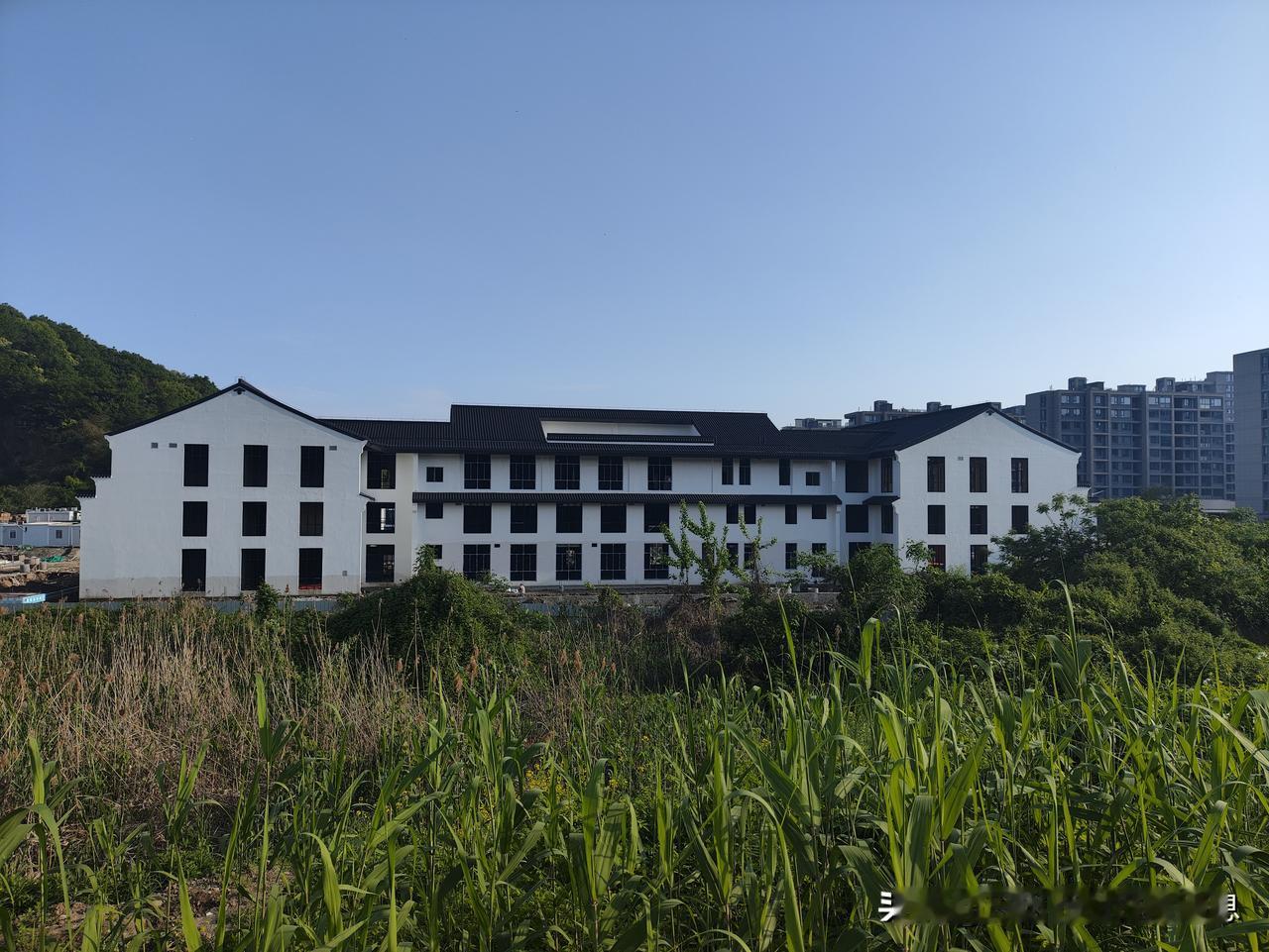 公园里的一栋新建筑
感觉有山有水
搞一个酒店可以
哈哈哈