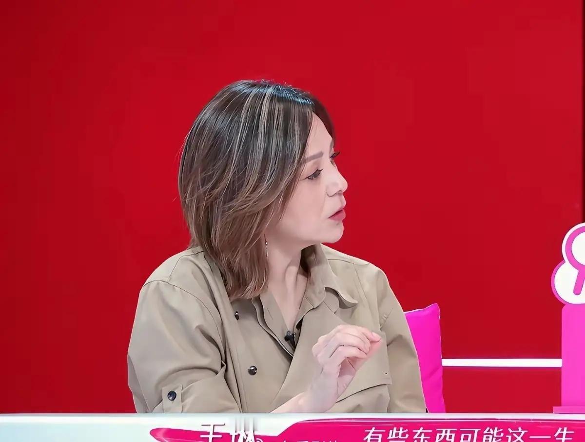 54岁王琳昨天在节目里把旧事再掀：母亲进上海松江某高端养老院第2800天，她踏进