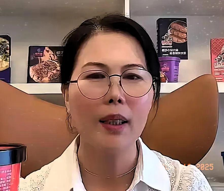 某保姆在直播间怼已故大S粉丝被骂没人性 整件事经过和背后的问题
前两天有直播里有