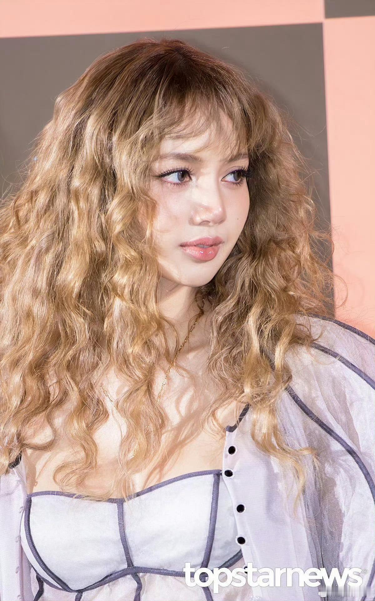 Lisa回应和Jennie合拍cha 今天出席LV活动的Lisa真的美疯 Bar