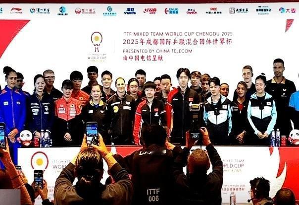 看到这张合照我直接笑出声，这哪是去抽签啊，简直就是过年拍全家福！
比起去年那种“