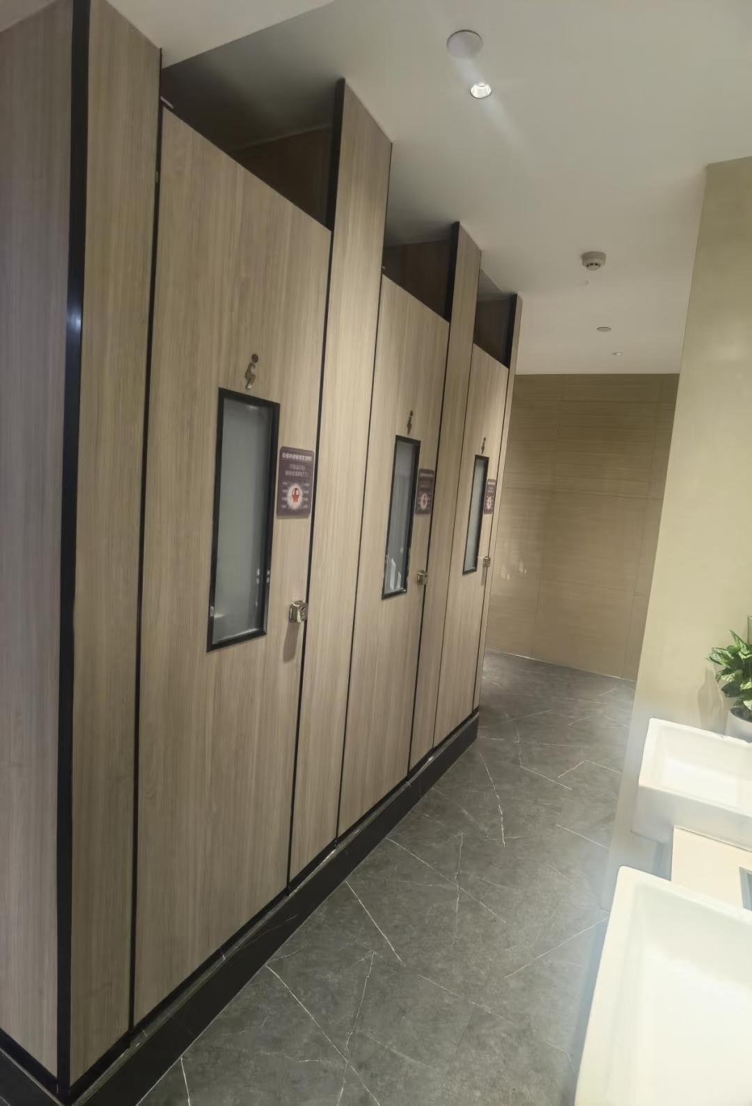 别说被辟谣是假的
就算是真的，这种吸烟变透明的玻璃也没什么用
很多人路边随地大小