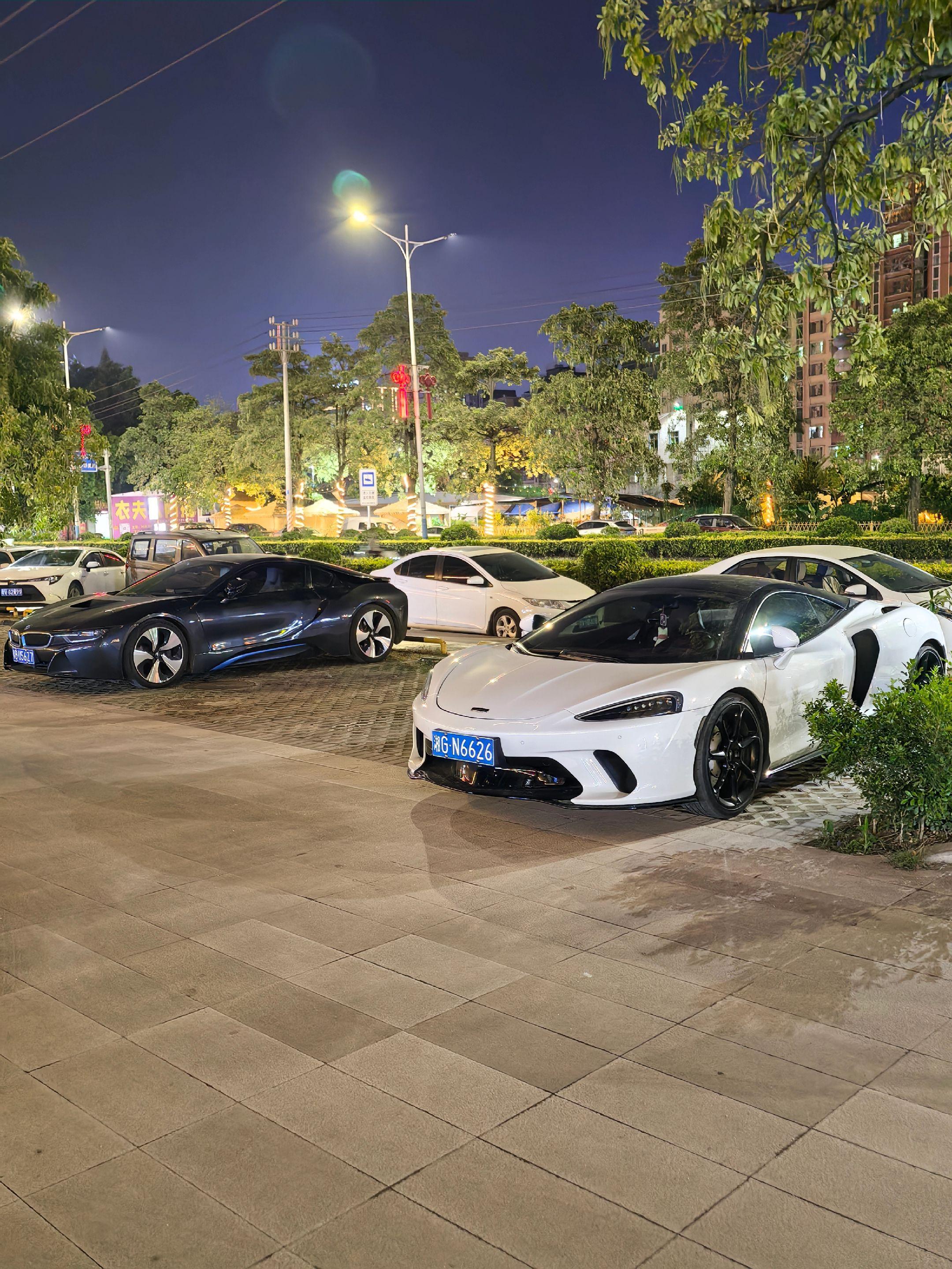 同样是两百w左右的跑车，当3缸的遇上V8的，你会如何选择 你更中意哪一台